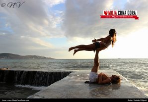 Akro joga uz talase na barskoj obali (Šušanj)