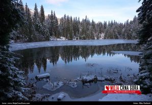 Zminje jezero: sniježna novembarska panorama