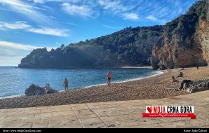 Kupanje početkom decembra na plaži Mogren (Budva)